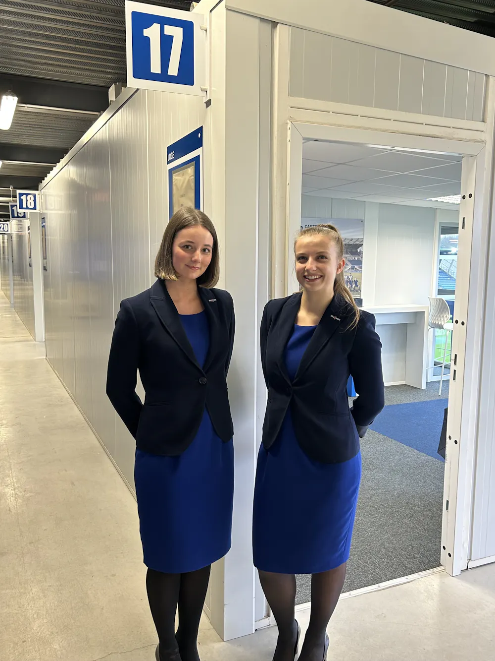 Hôtesses assurant l'accueil des partenaires VIP lors d'événements sportifs