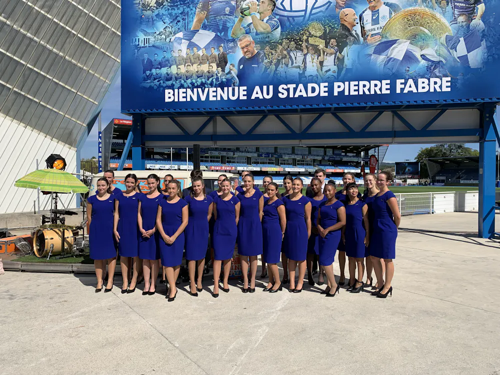 Hôtesses en uniforme pour un événement sportif au stade Pierre Fabre à Castres