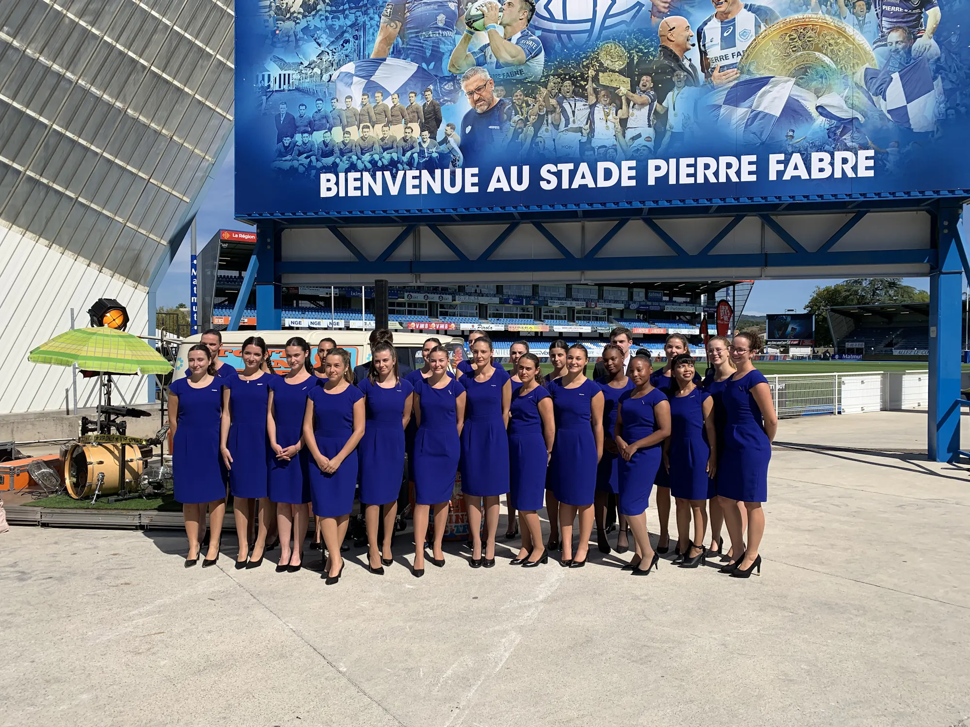 Hôtesses en uniforme pour un événement sportif au stade Pierre Fabre à Castres