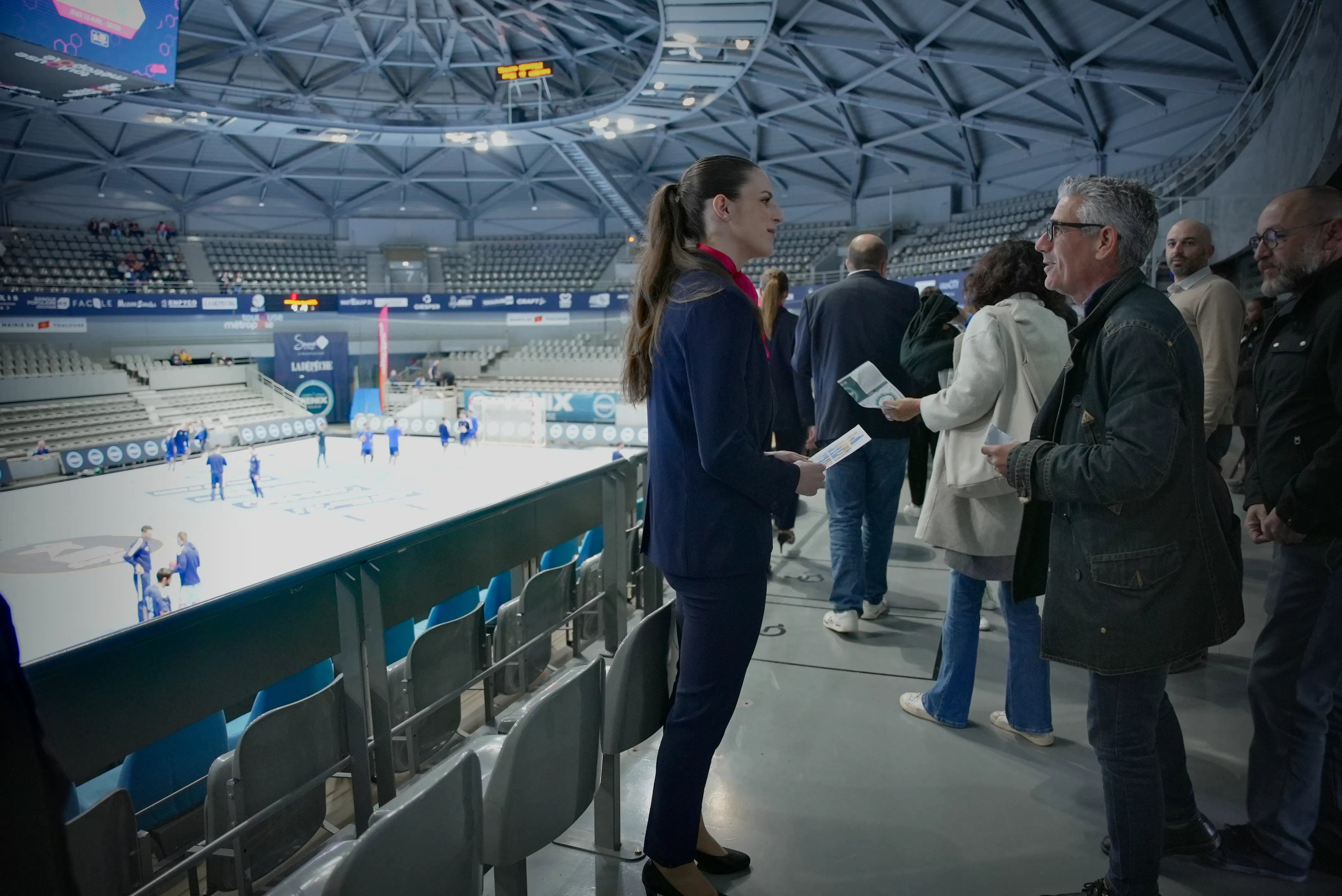 Staff assurant l'orientation des spectateurs dans les tribunes lors d'un match du Fenix