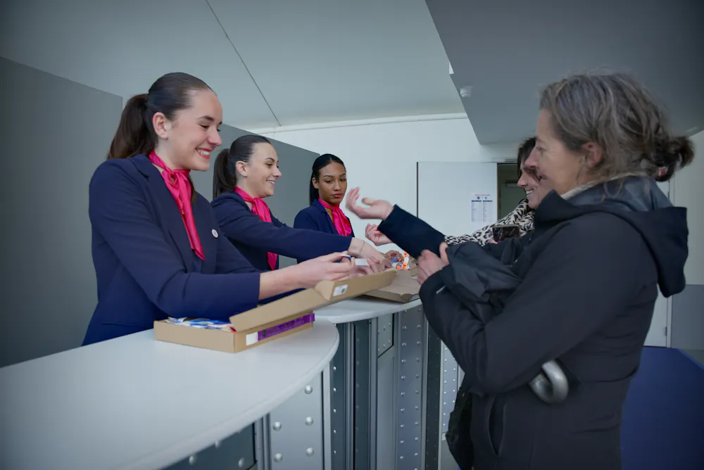 Hôtesses souriantes réception des invités lors d’un événement sportif