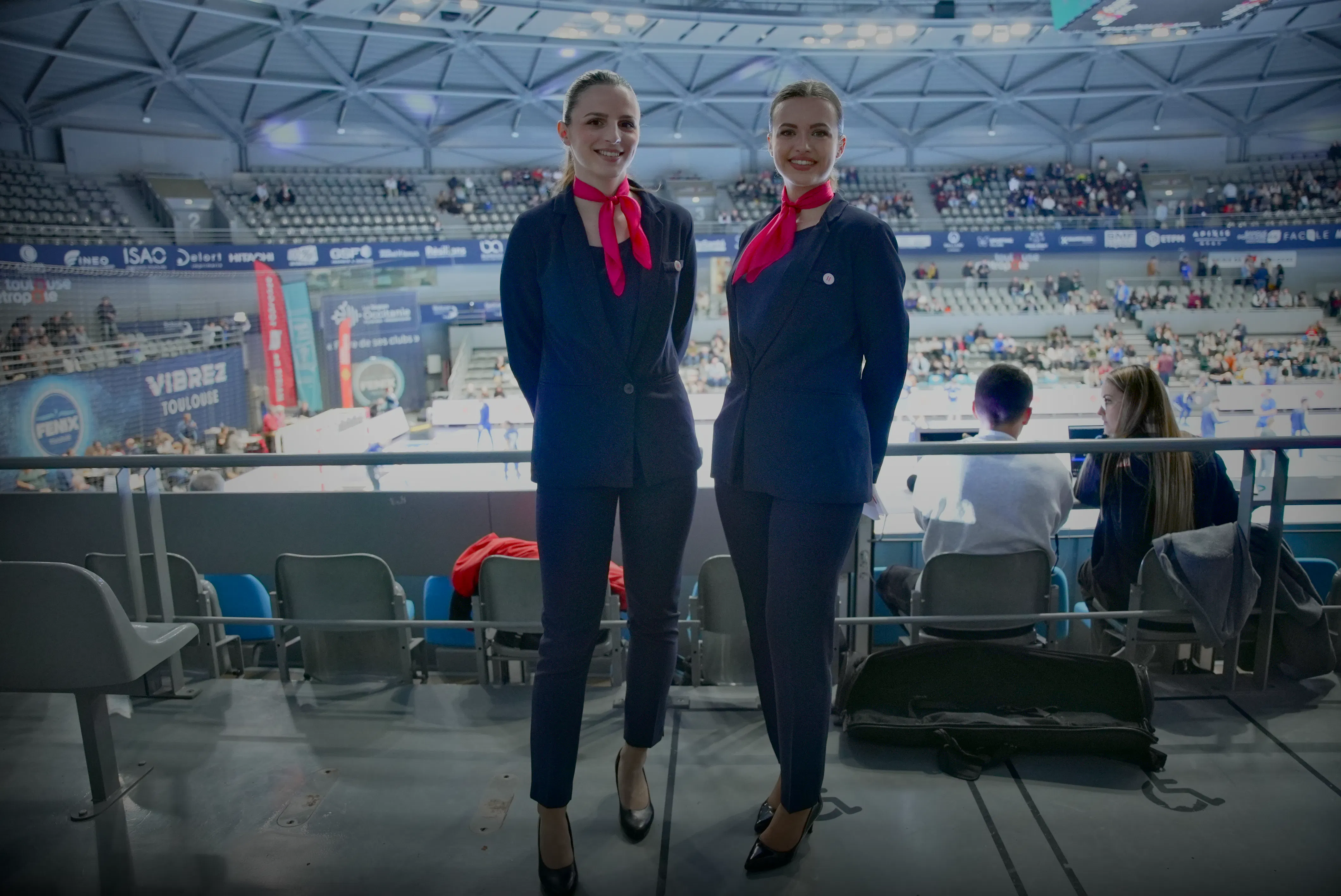 Hôtesses d'accueil assurant l'orientation des spectateurs dans les tribunes lors d'un match du Fenix