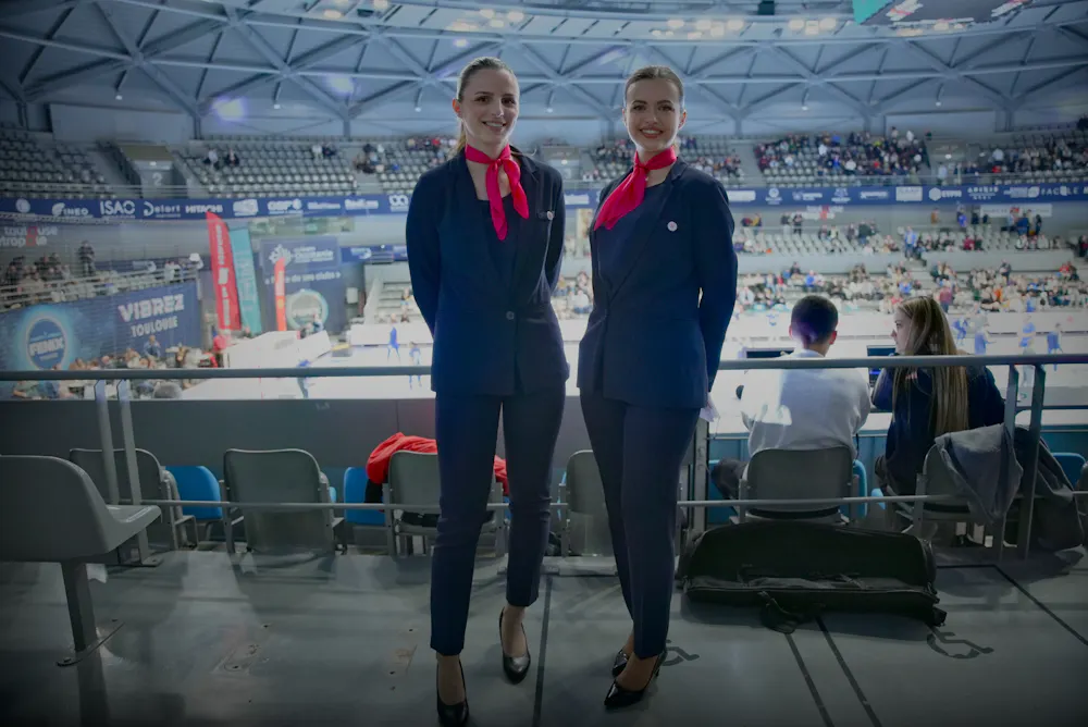 Hôtesses d'accueil assurant l'orientation des spectateurs dans les tribunes lors d'un match du Fenix