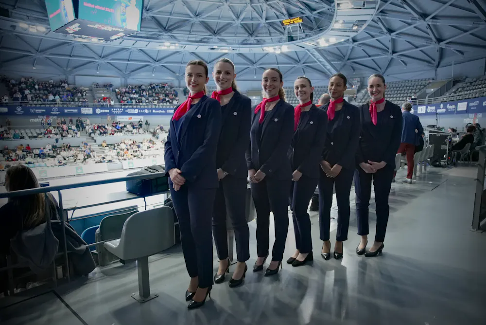 Staff événementiel sportif en uniforme à Toulouse