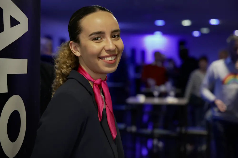 Hôtesses d'accueil en uniforme assurant la gestion du vestiaire VIP au Fenix Toulouse Handball