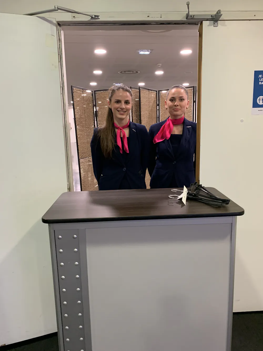 Hôtesses gérant le service vestiaire lors d'un événement au Fenix Toulouse Handball