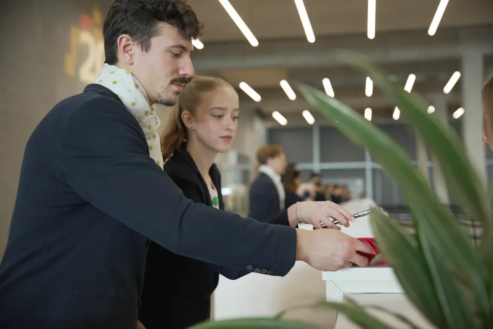 Hôtes et hôtesses d'accueil assurant la réception des invités à Toulouse