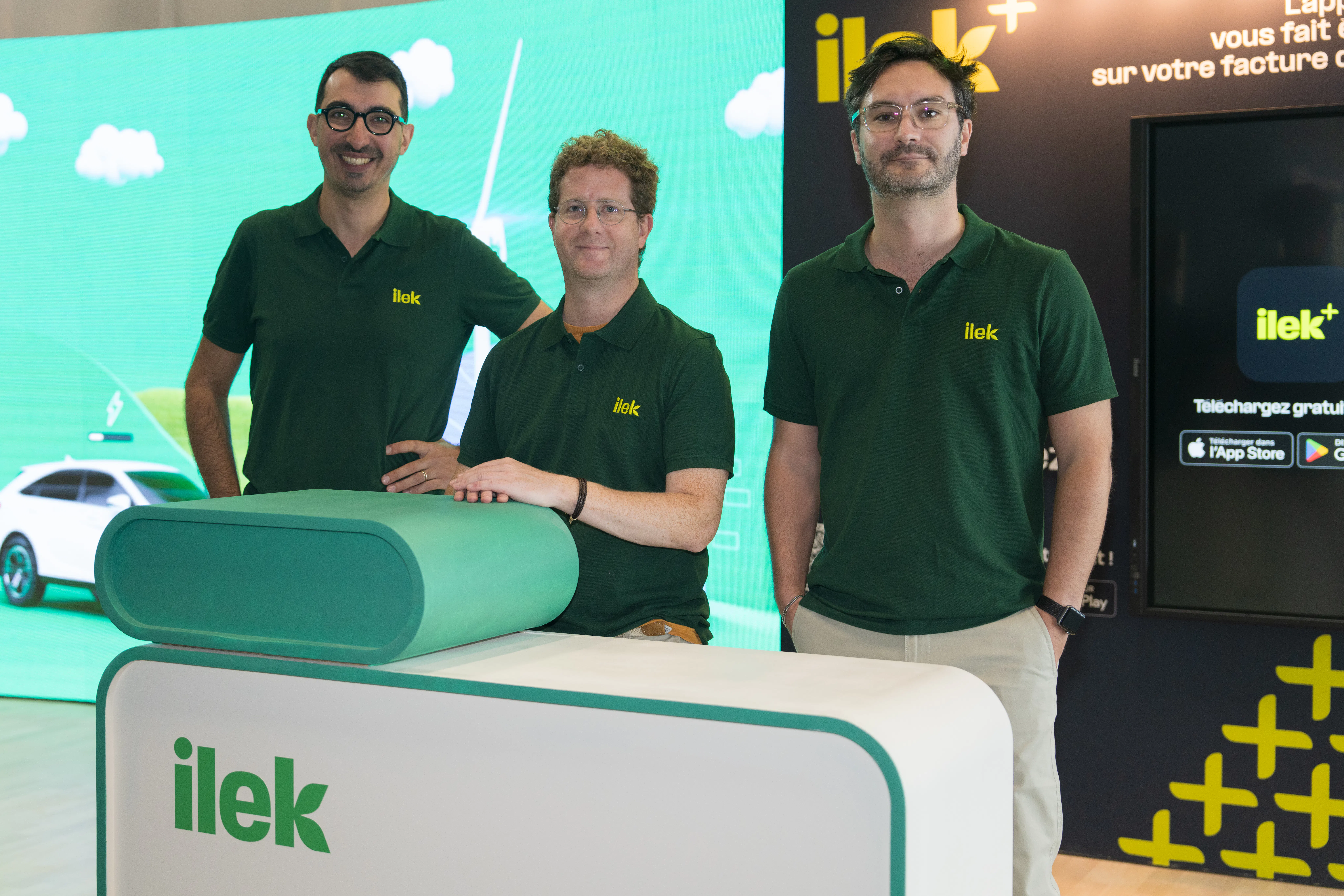 Équipe d’hôtes et hôtesses sur le stand Ilek au Pavillon 4 Paris Expo, accueillant les visiteurs et valorisant la mobilité durable avec énergie verte.