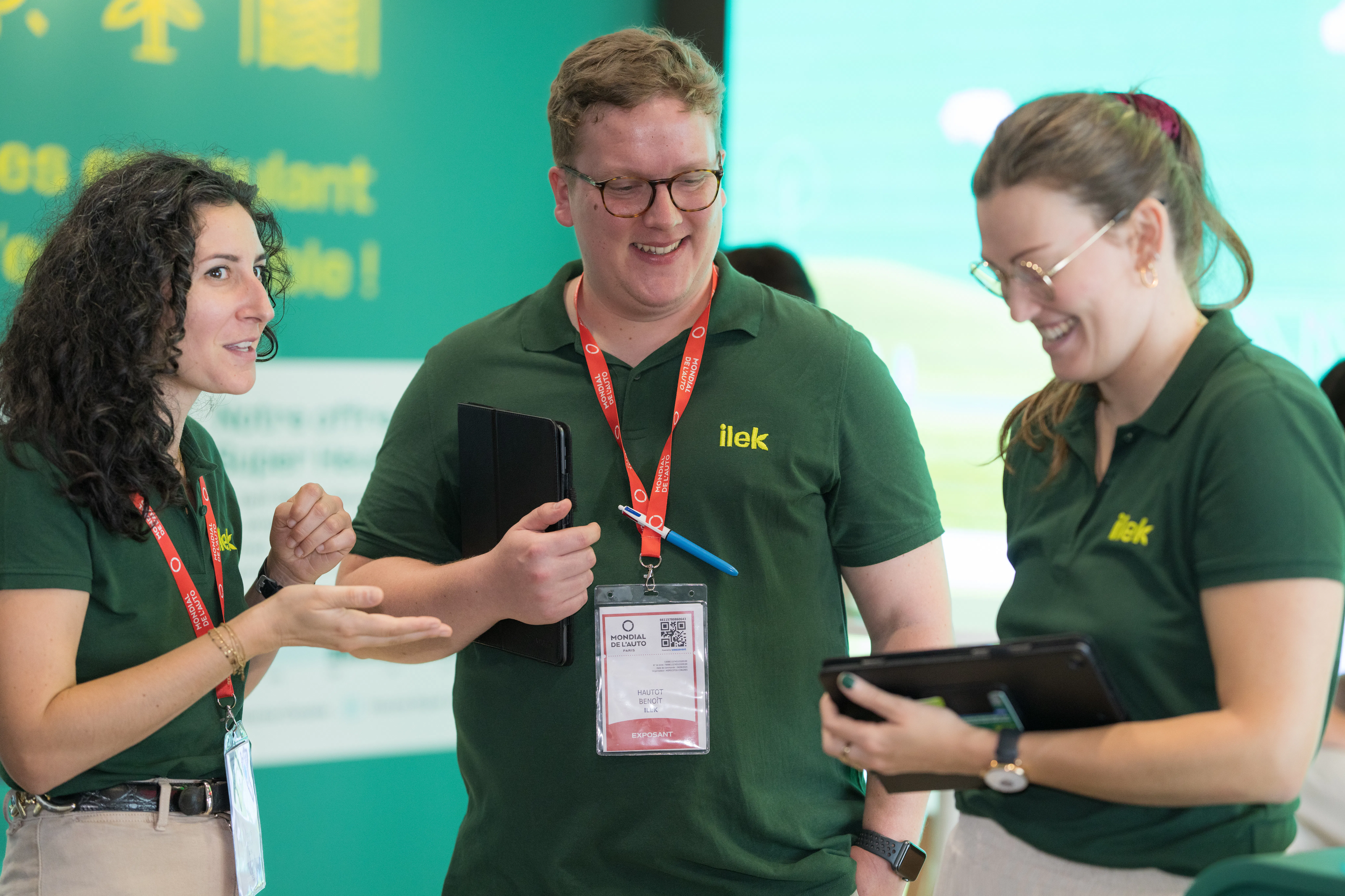 Équipe d’accueil Ilek animant le stand événementiel au Pavillon 4, mettant en avant l’énergie verte et une expérience immersive pour les visiteurs.