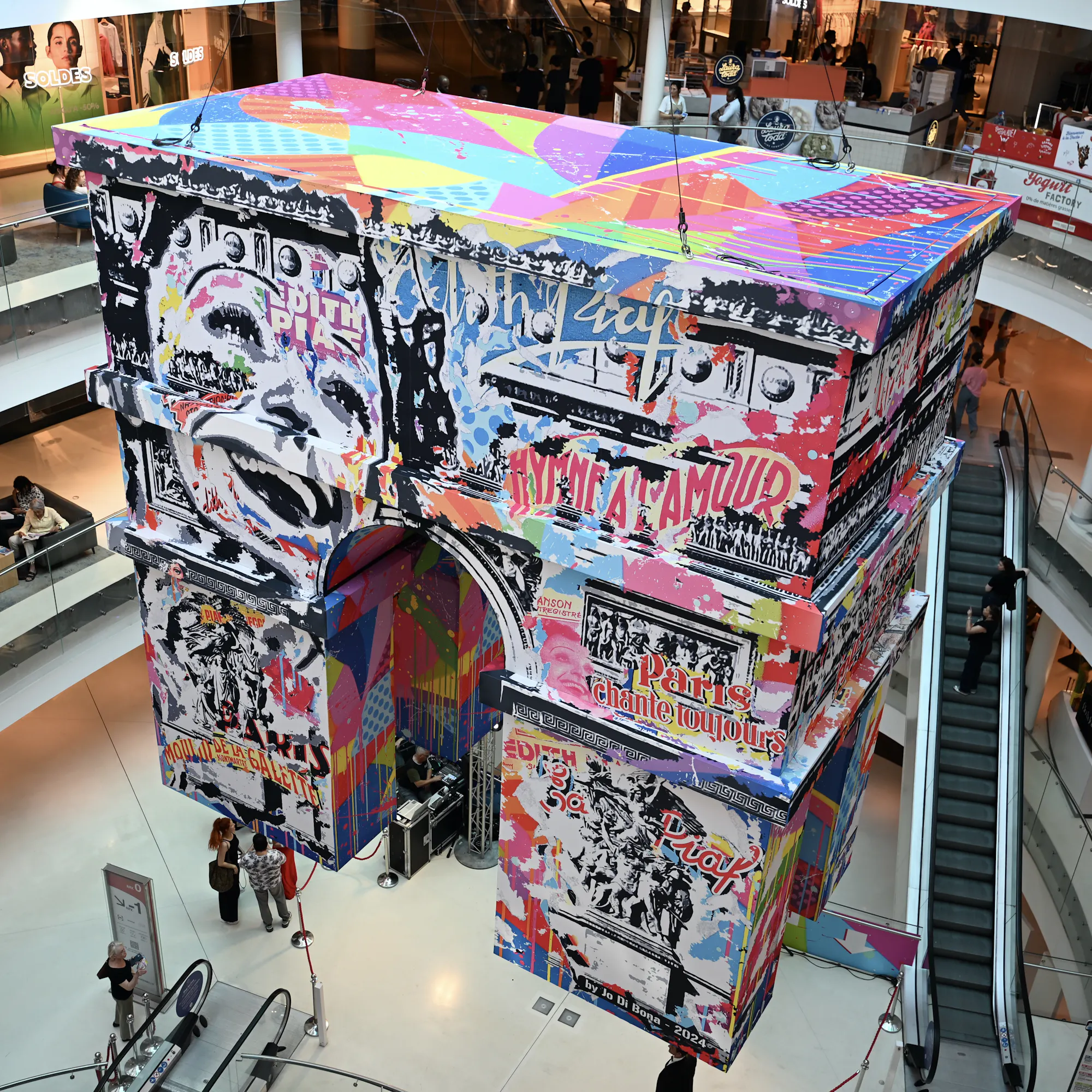 “Made In Paris” au centre commercial @beaugrenelleparis  Et si on vous disait que cet été, à Paris, il n'y avait pas que les JO à ne pas manquer ?  L'événement "Made in Paris" au centre commercial Beaugrenelle a ébloui aussi bien les Français que les touristes. Cet été, nous avons collaboré avec le centre pour créer un Arc de Triomphe XXL, suspendu en plein cœur de l'atrium. Principalement composé d'aluminium et de lycra, cet arc impressionnant mesure 7 x 7 x 3,5 mètres et pèse 965 kg. Suspendu à 8 mètres du sol, il a offert un spectacle grandiose aux visiteurs. En seulement un mois, cette œuvre colorée a pris forme et a été largement appréciée.