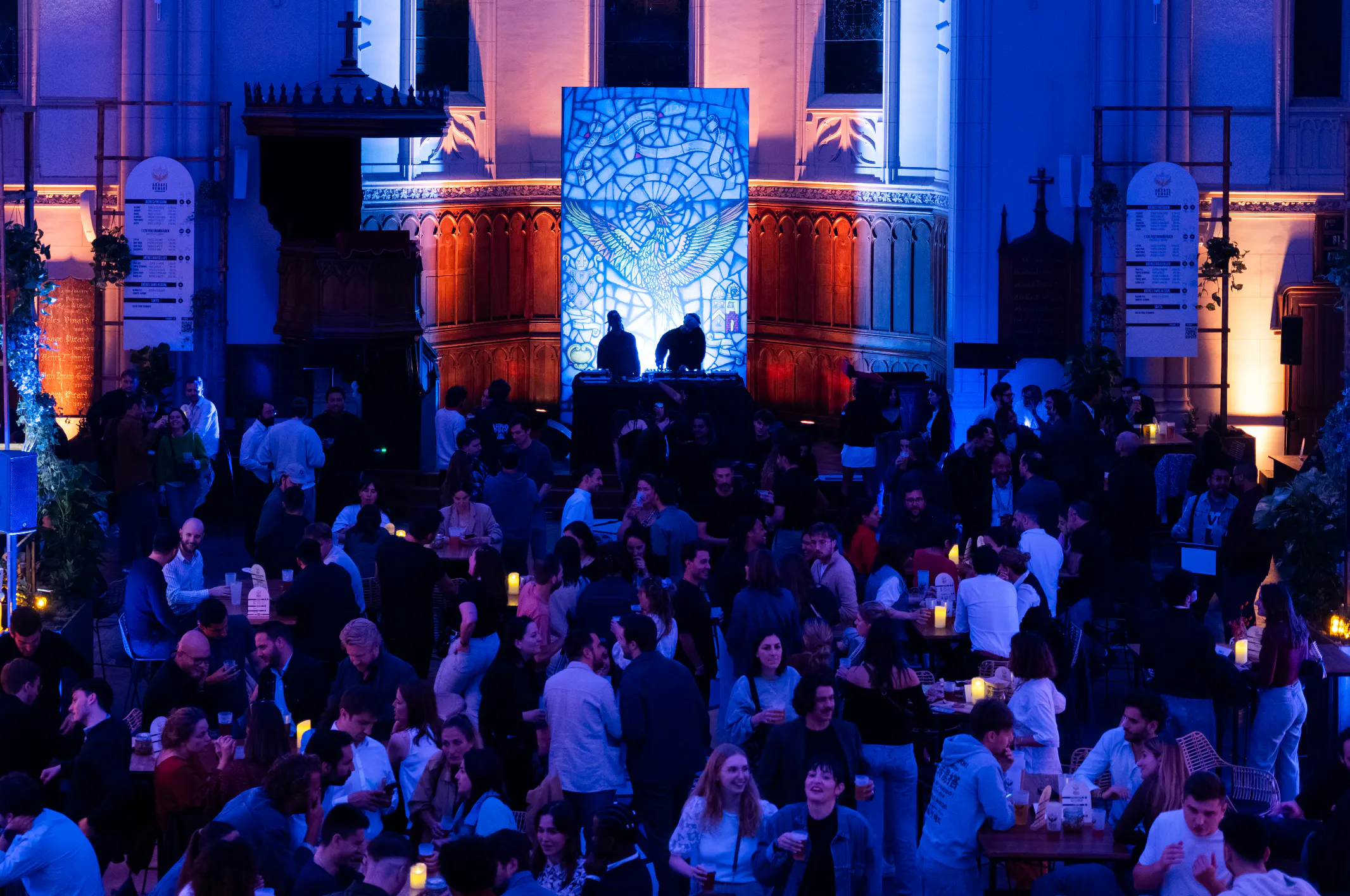 Transformation d'un lieu historique parisien en abbaye immersive pour Grimbergen : décor sacré et jeux de lumière spectaculaires.