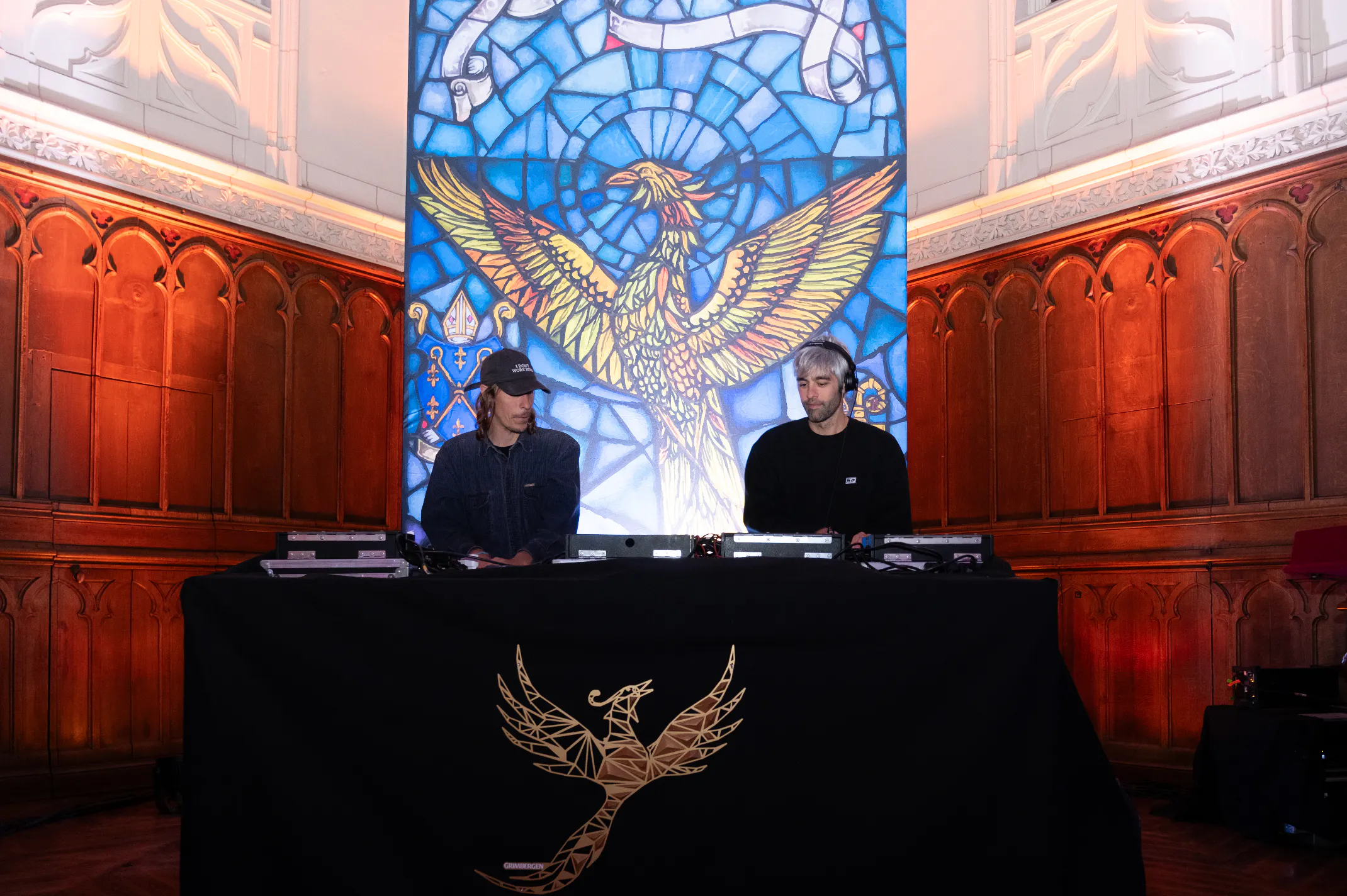 Scénographie événementielle et soirée électro avec DJ set pour le lancement Grimbergen à Paris – Expertise Halloween Agency.