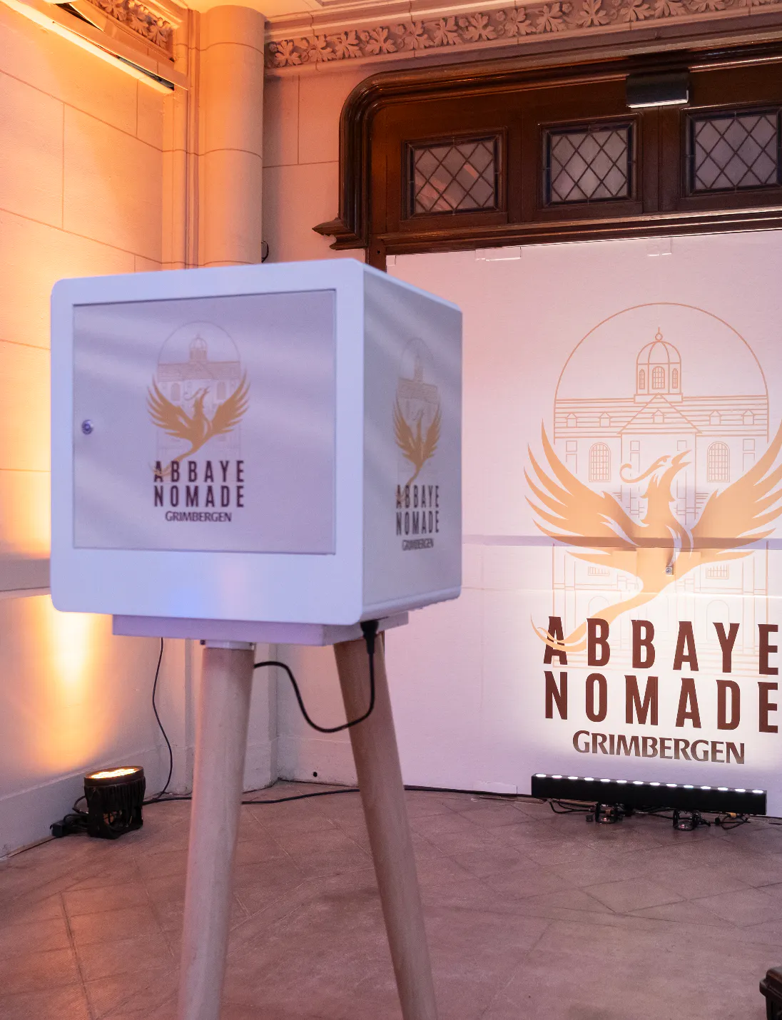 Dispositif photo call immersif et interactif pour l'activation de marque Grimbergen par l'agence Halloween Agency.