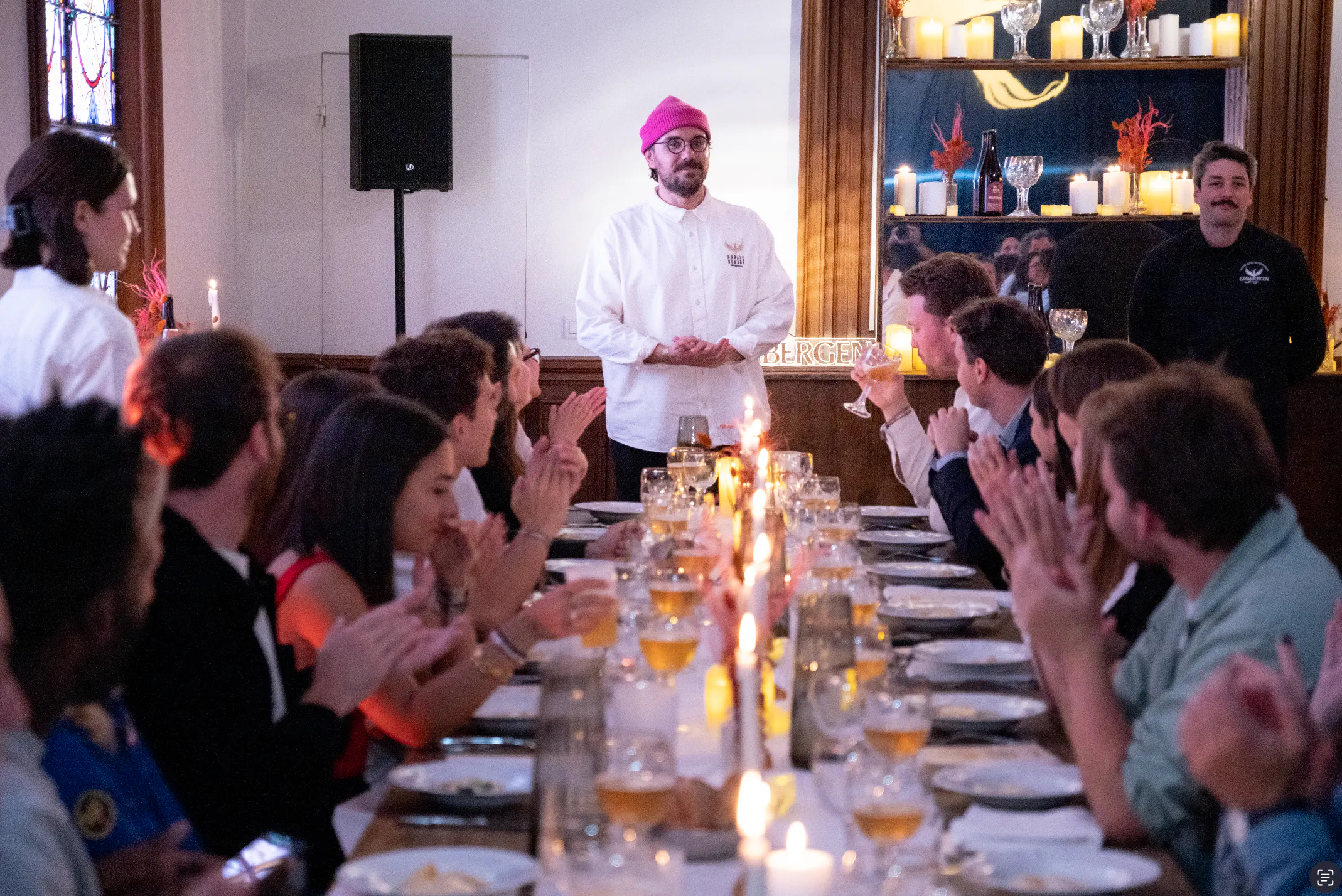 Dîner immersif Grimbergen par Halloween Agency : invités à table pour une expérience culinaire signée Whoogy’s dans un décor d'abbaye.