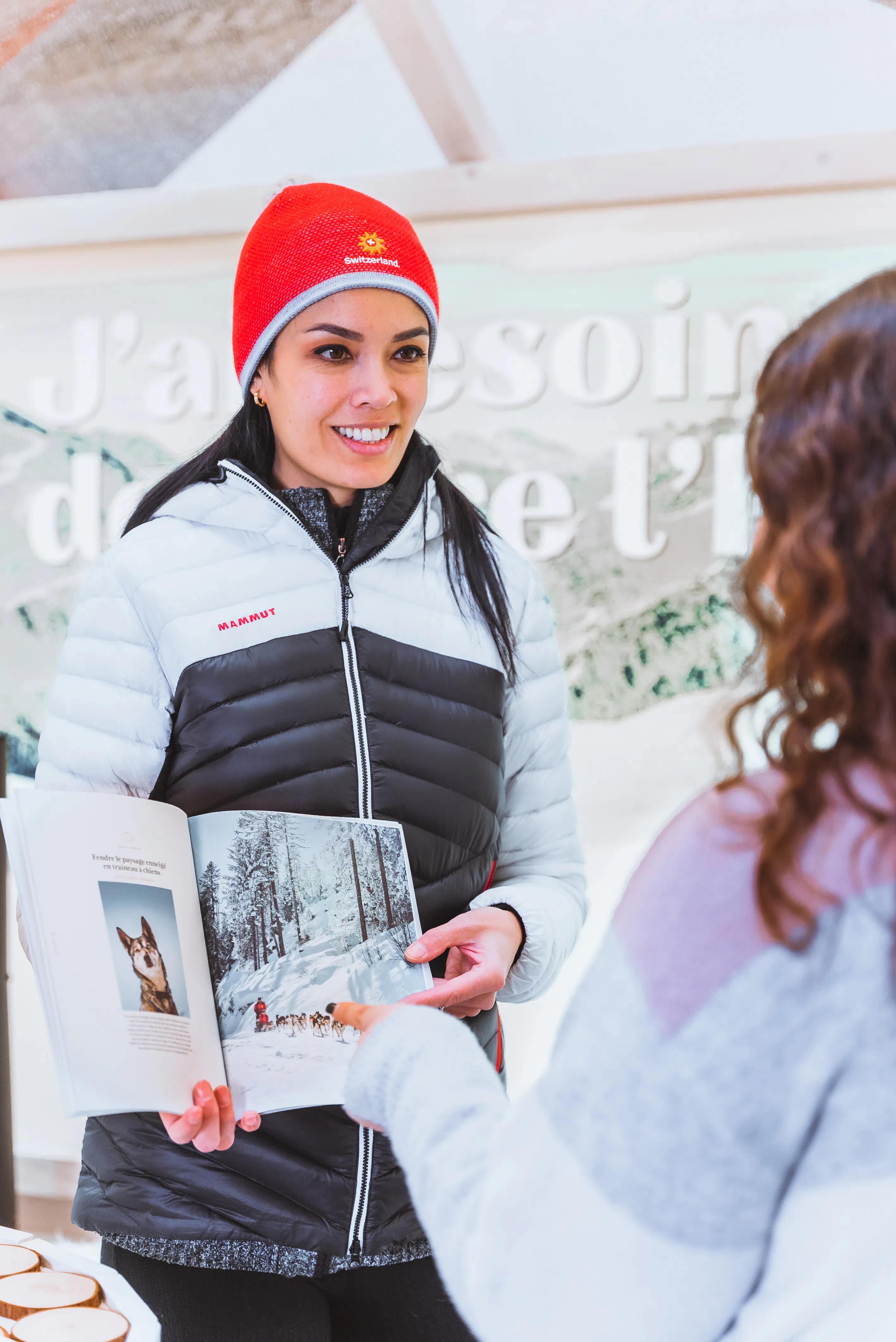 Hôtesse souriante pour un pop up à Paris