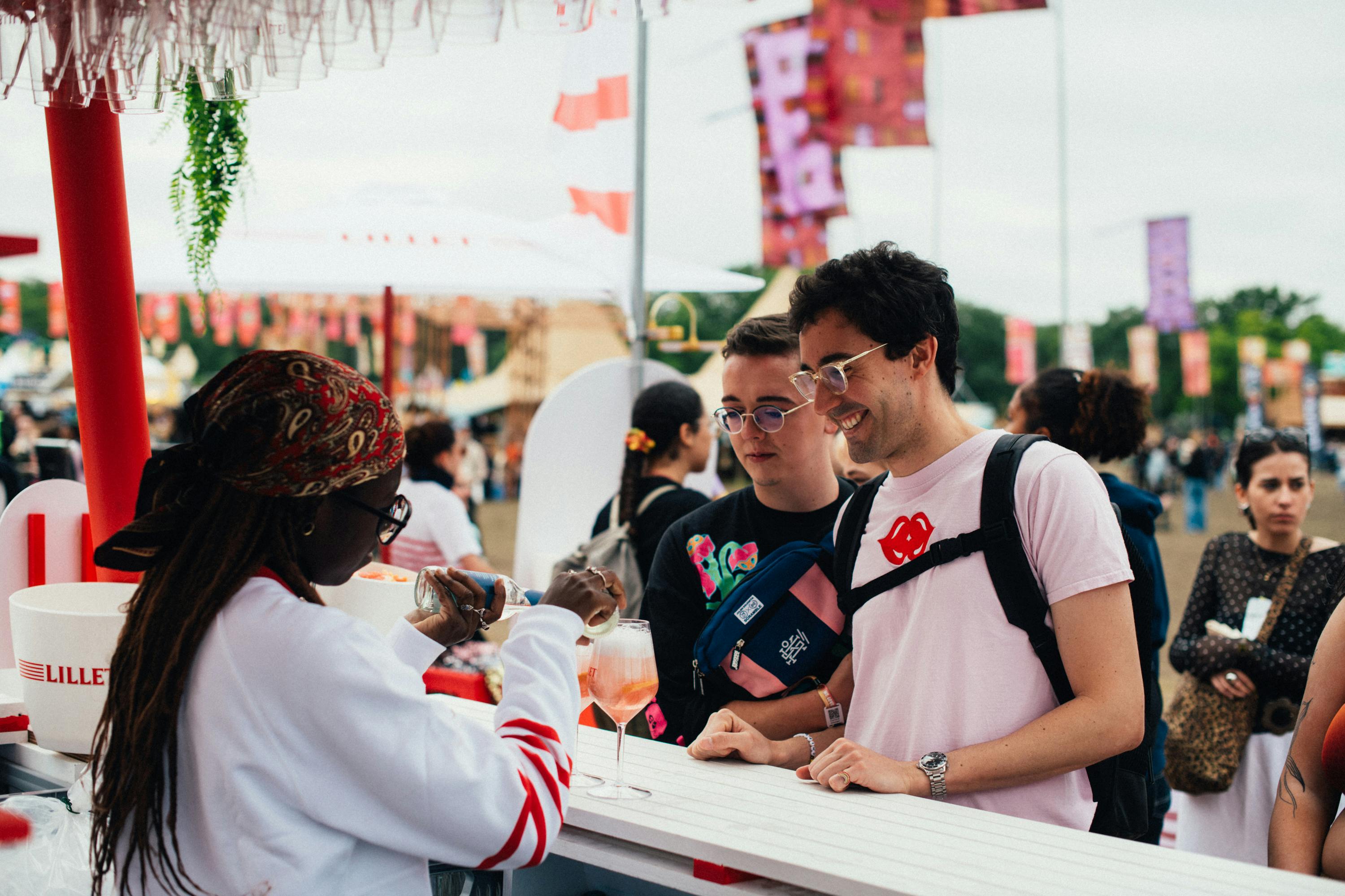 Serveuse en festival