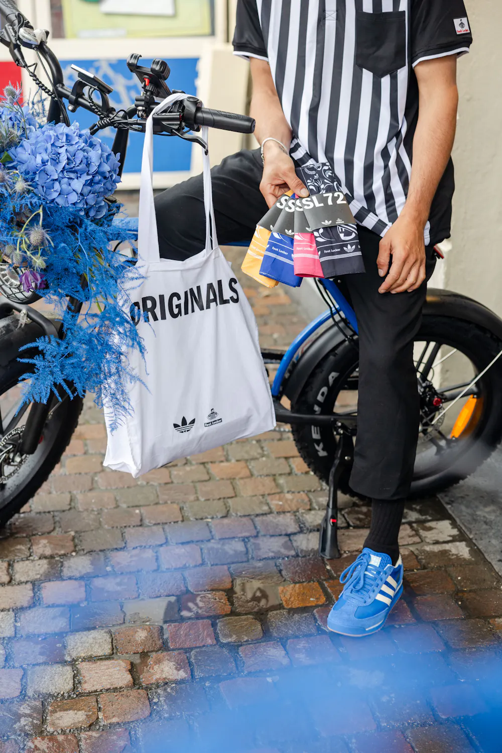 Promoteur distribuant des cadeaux lors d'une opération de street marketing