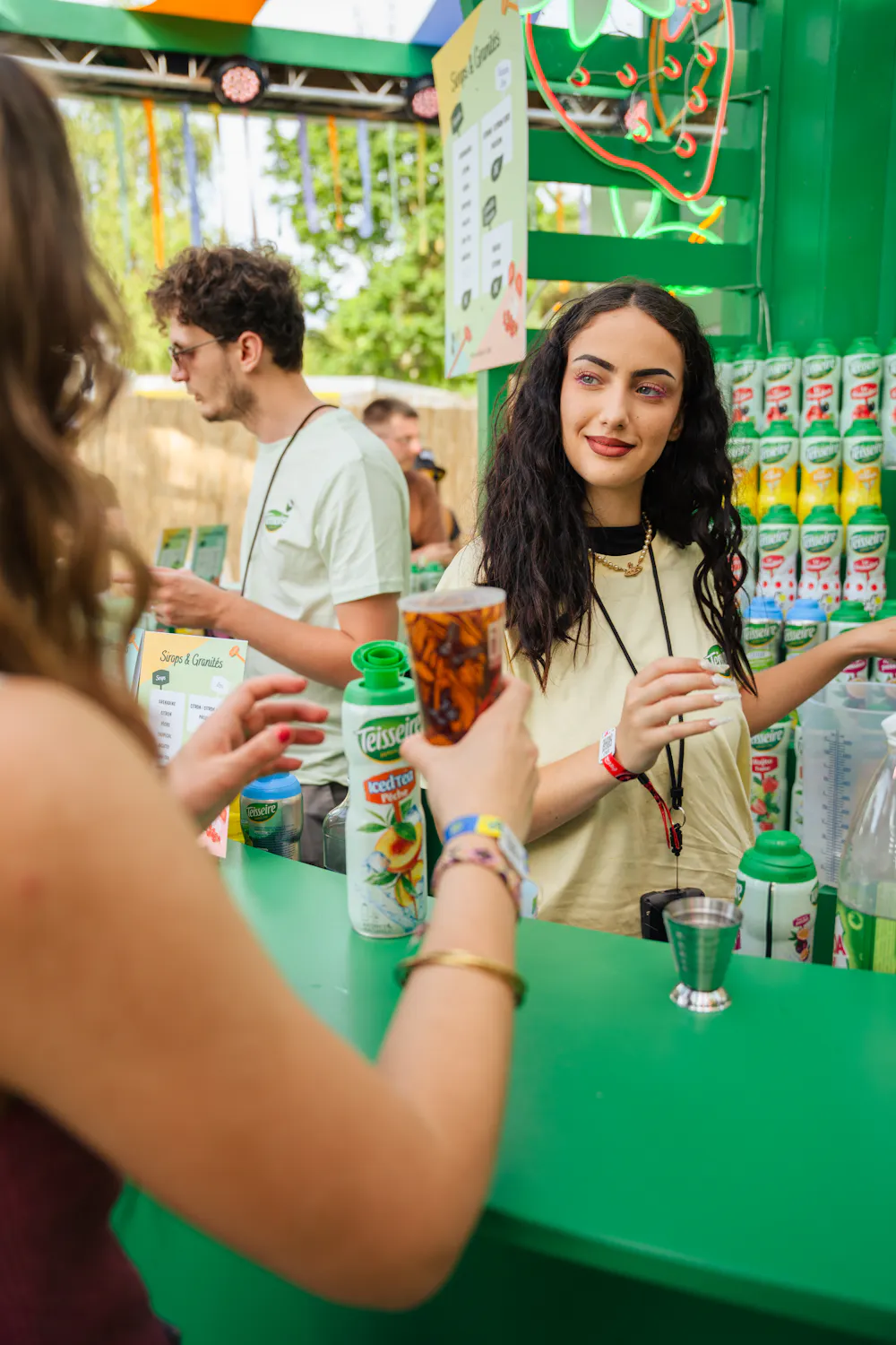 Personnel événementiel pour promotion de marque en festivals
