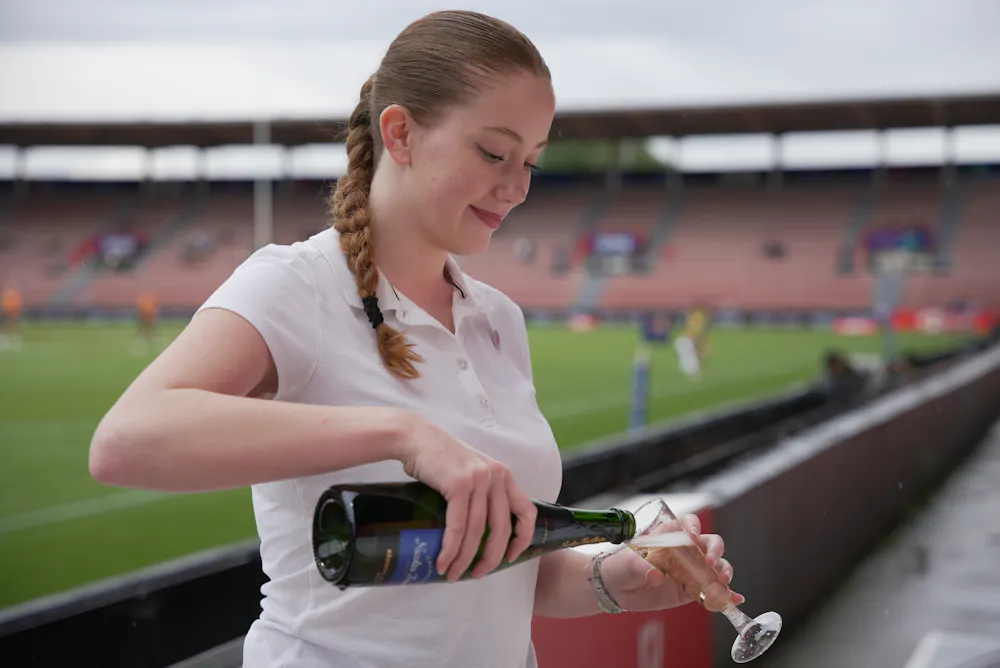 Hôtesse service boissons et cocktail au stade toulousain