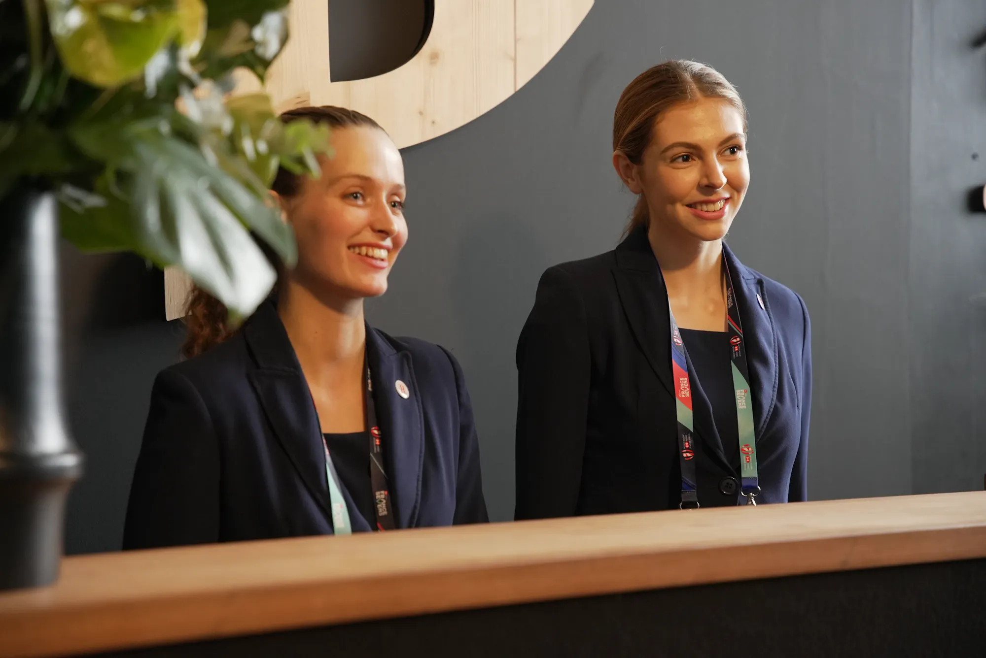 Hôtesse d'accueil souriante événement sportif