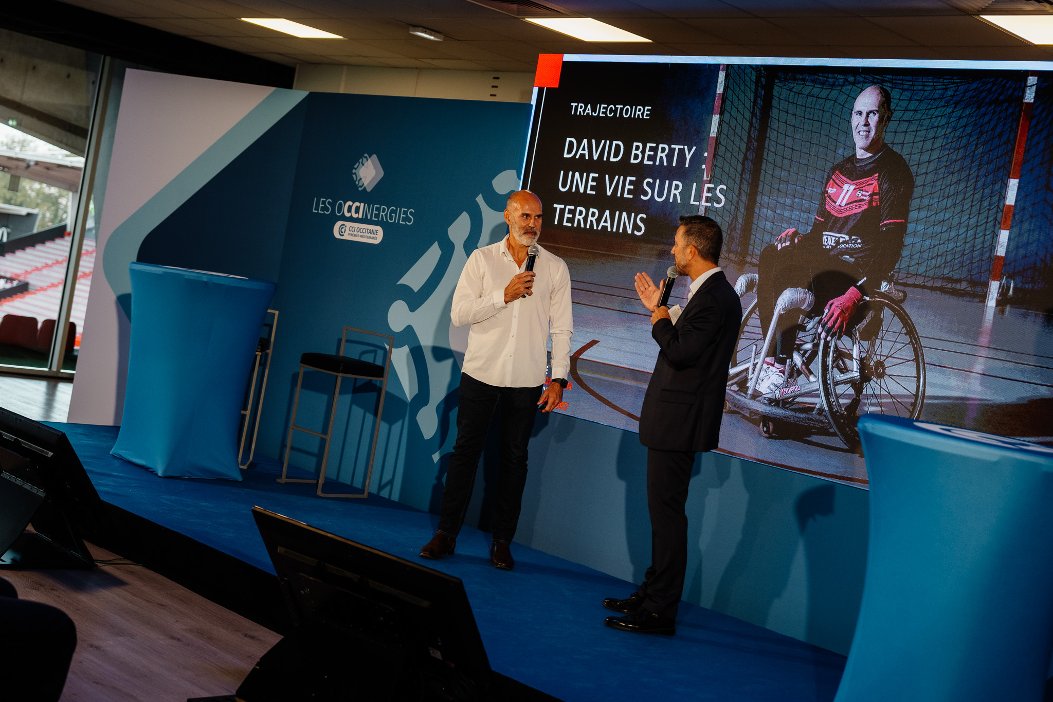 Conférence sur scène lors d’un événement d’entreprise accompagné par une agence de communication événementielle corporate