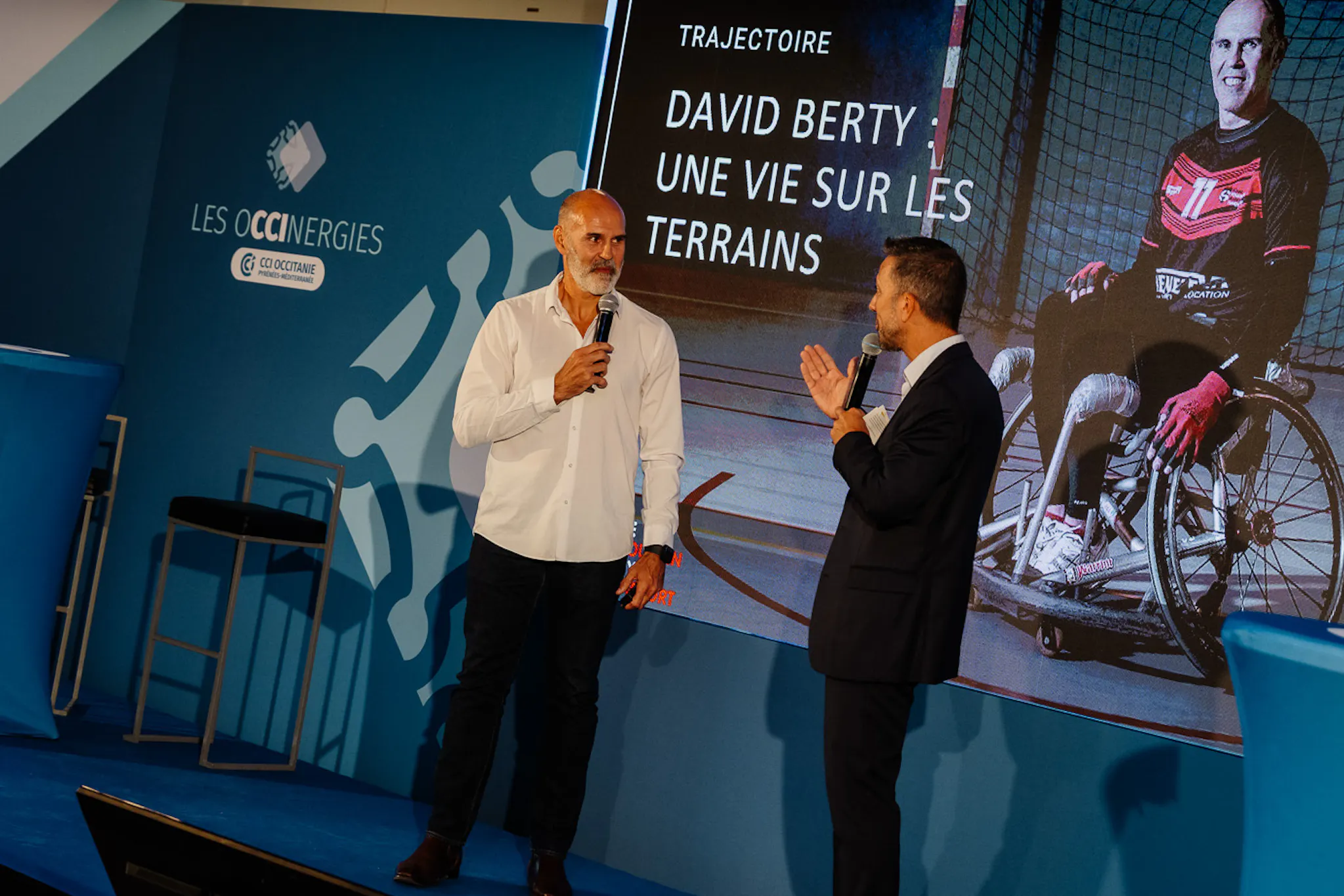 Conférence sur scène lors d’un événement d’entreprise accompagné par une agence de communication événementielle corporate