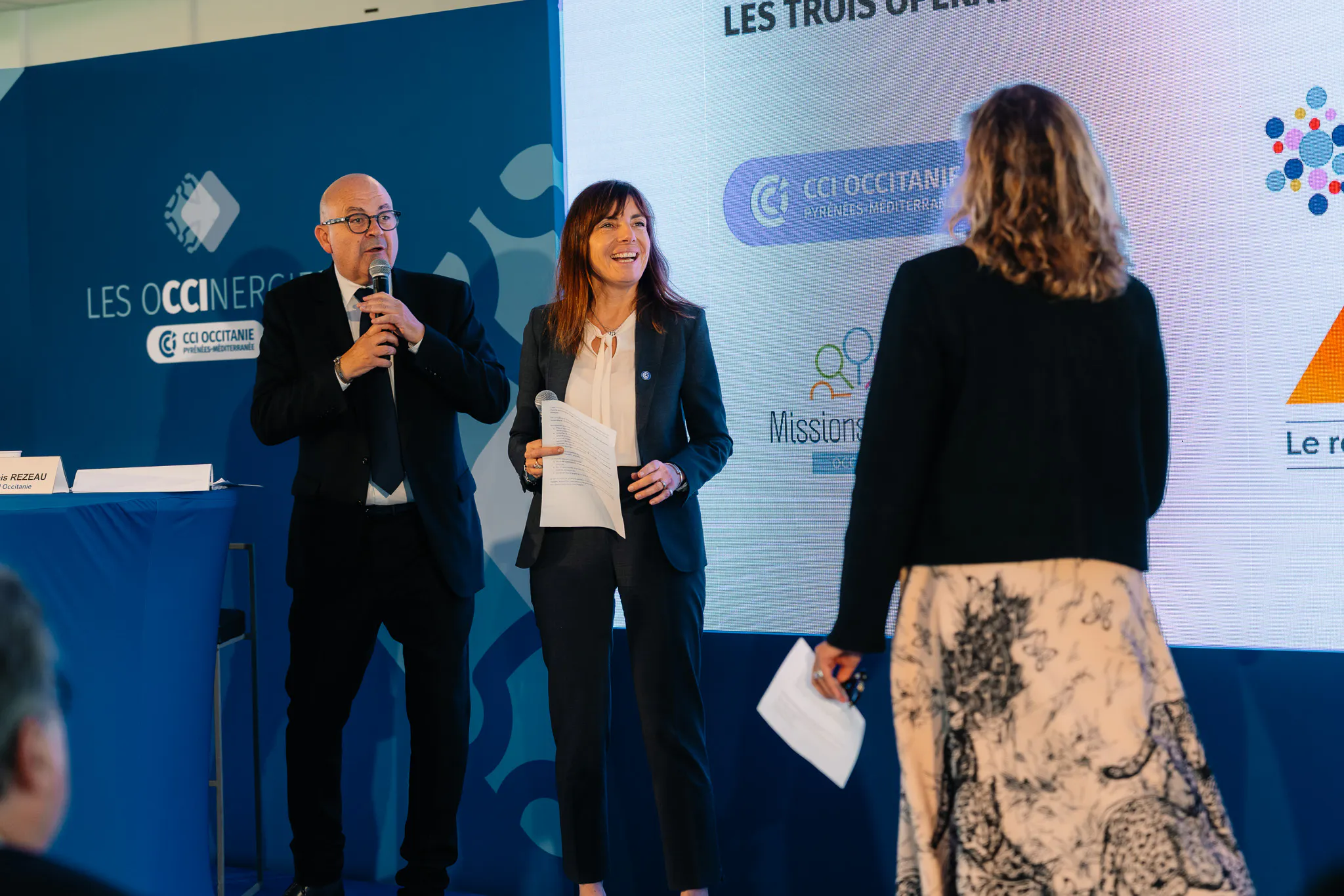 Scène de conférence avec scénographie immersive et branding client lors d’un événement corporate conçu par une agence événementielle.
