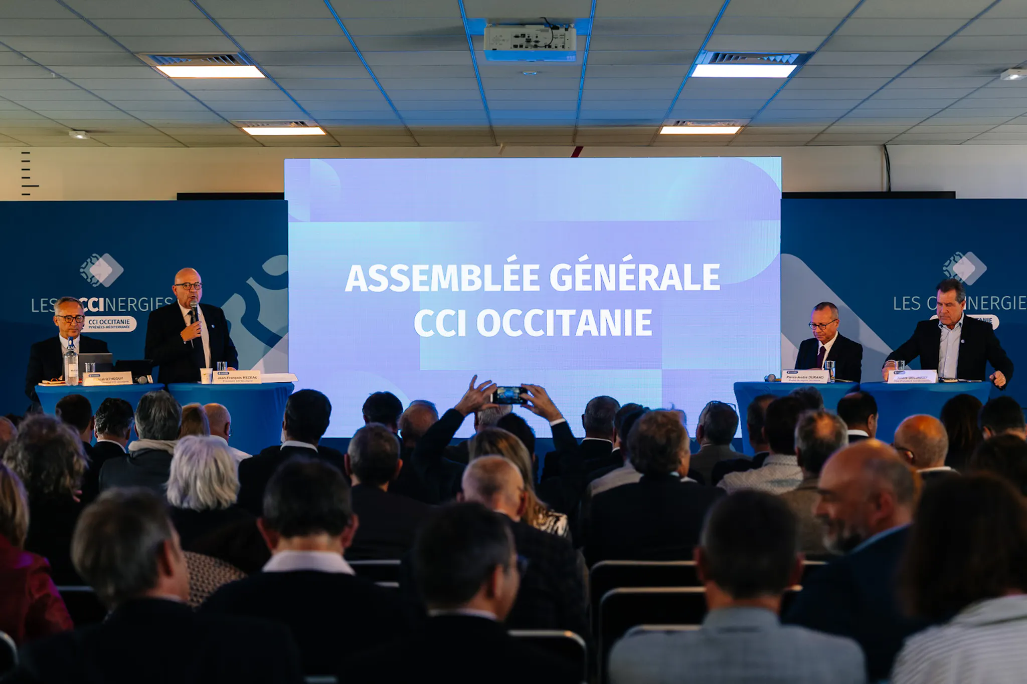 Scène de conférence avec scénographie immersive et branding client lors d’un événement corporate conçu par une agence événementielle.