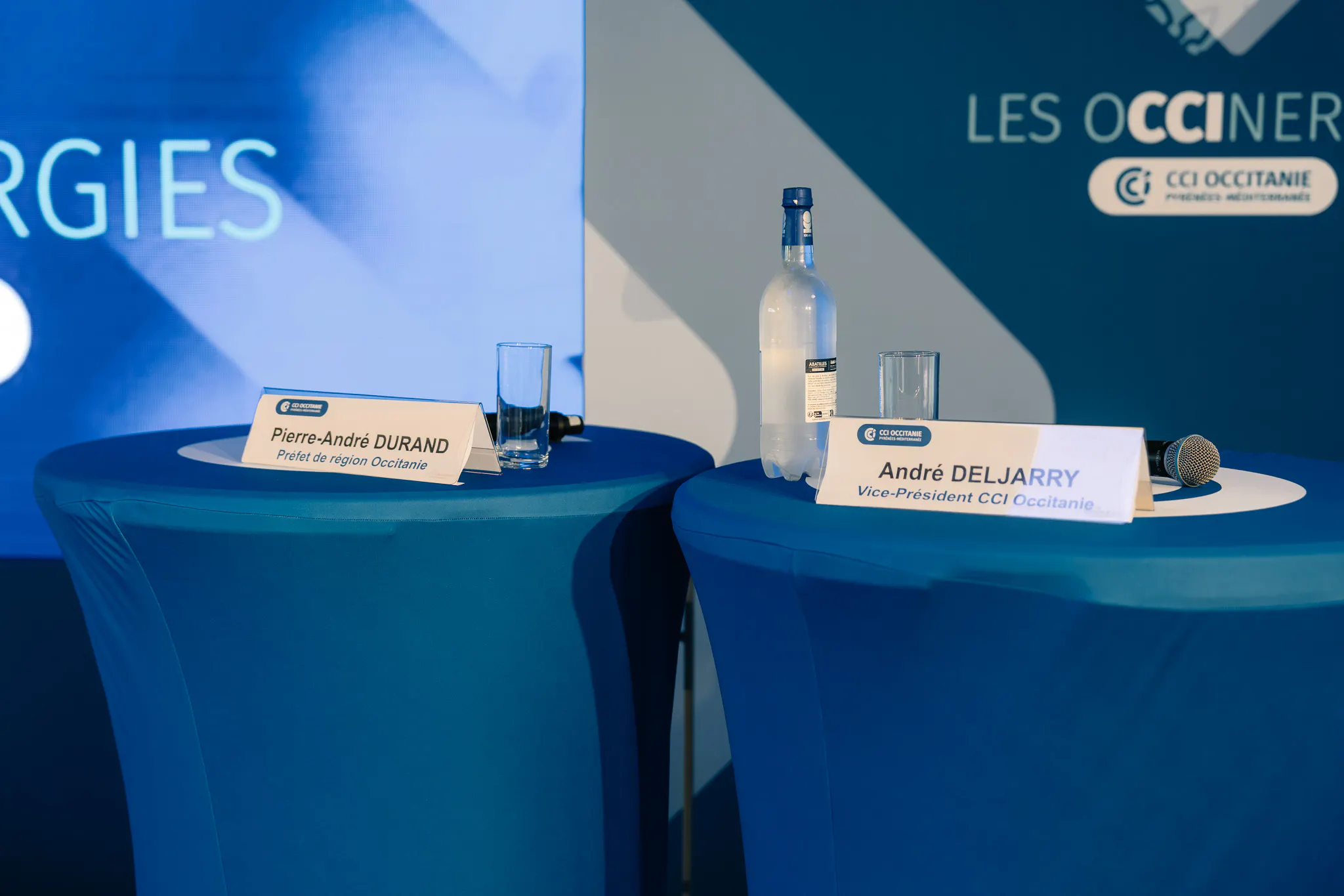 Tables brandées avec logo et identité visuelle de la marque lors d’un événement corporate organisé par une agence.