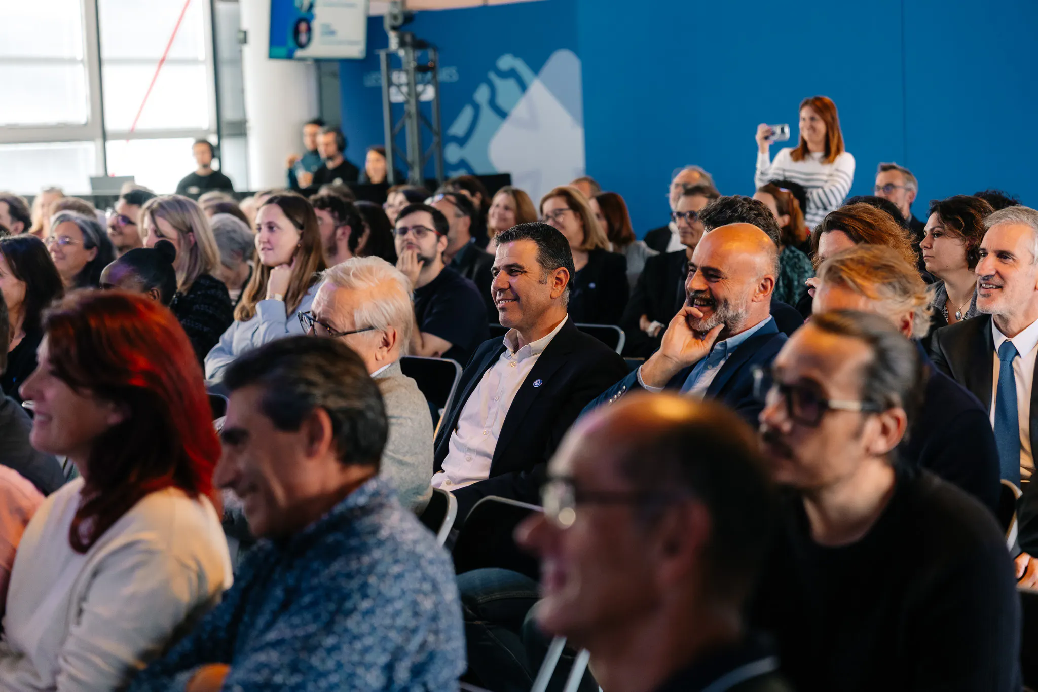 Scène de conférence avec scénographie immersive et branding client lors d’un événement corporate conçu par une agence événementielle.