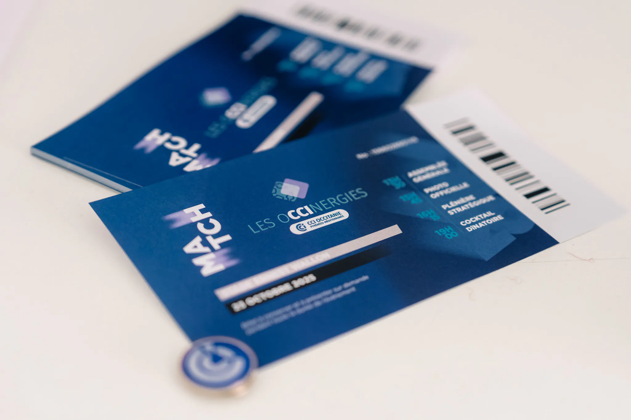 Tickets avec branding et identité de marque visibles lors d’un événement corporate et d’une scénographie soignée.