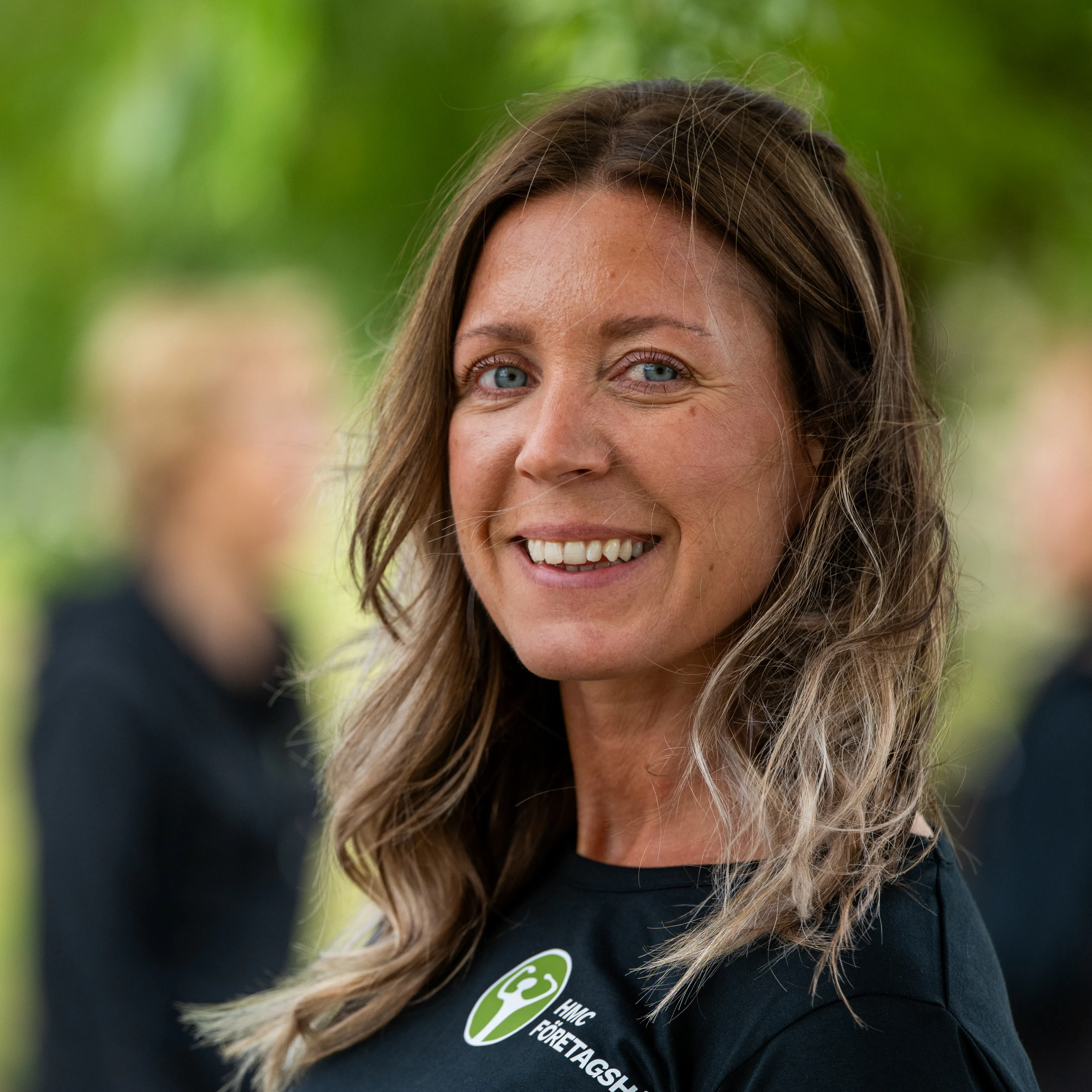 Martina Lönneström, FHV-koordinator/Kundansvarig, fotograferad utomhus i HMC Företagshälsa-kläder