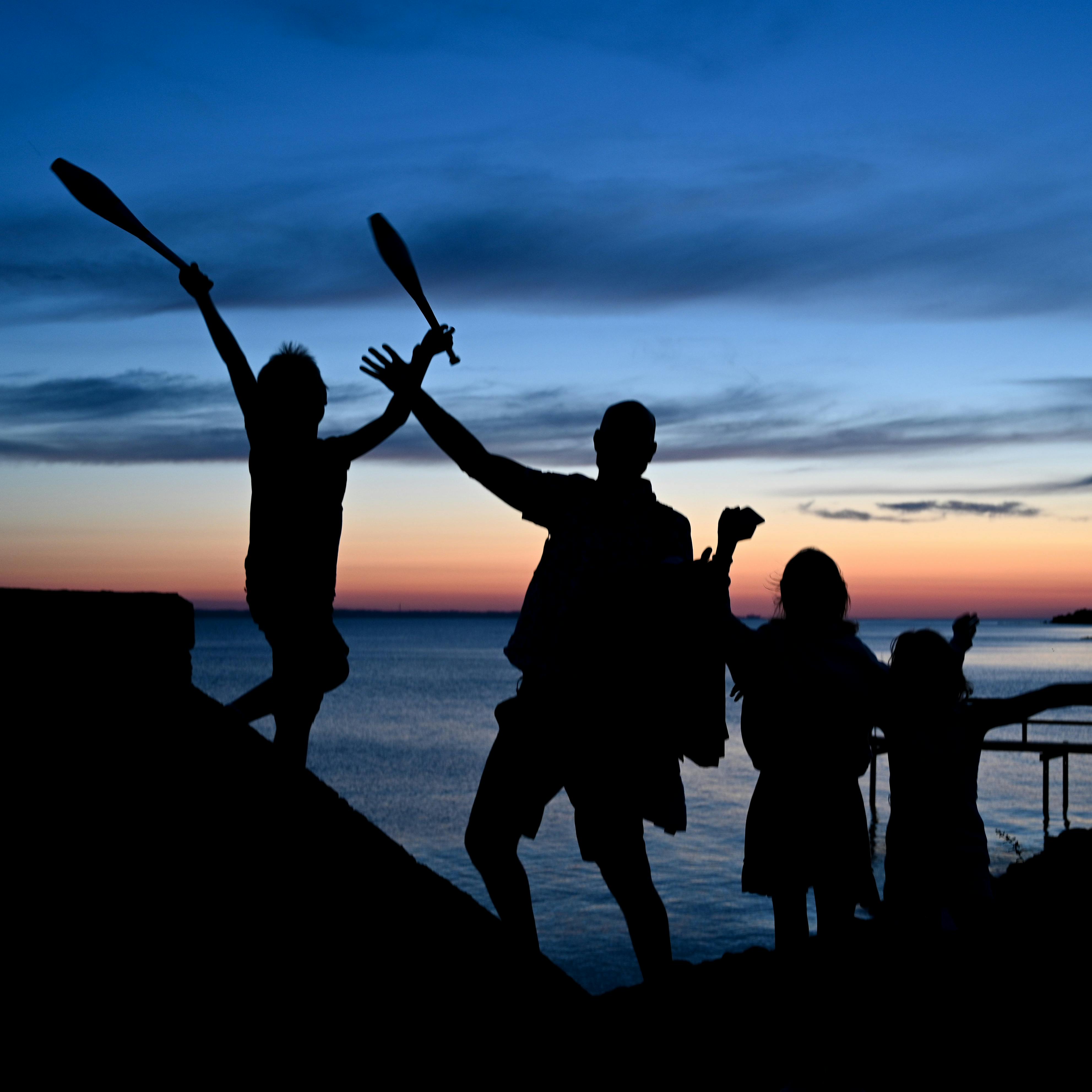Alfred, Fredrik, Emma och Stella är glada vid Borstahusen.