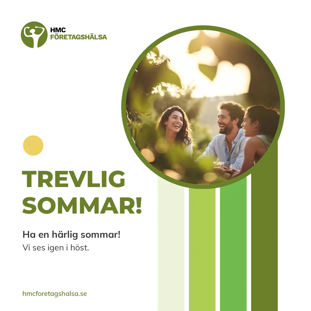 Sommarhälsning från HMC Företagshälsa. Tre leende personer sitter tillsammans utomhus i varmt sommarljus, inramade i en cirkel med grön ram. Texten "Trevlig sommar!" i grönt intill HMC Företagshälsas logotyp.