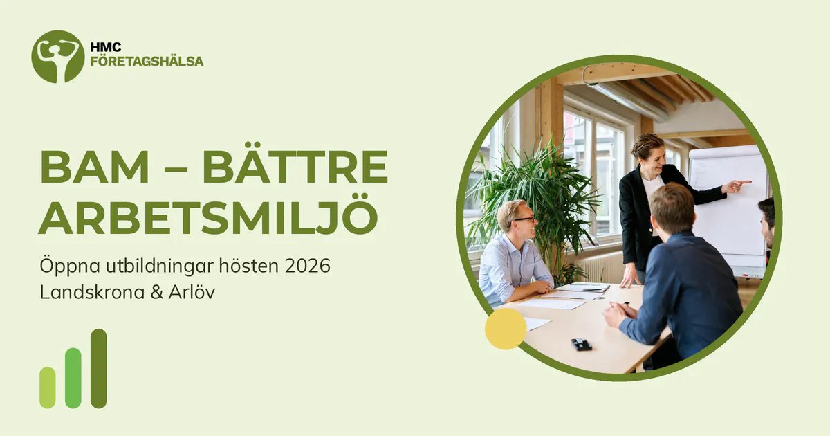 Öppna BAM-utbildningar hösten 2026 hos HMC Företagshälsa. Leende deltagare kring ett bord medan en utbildare pekar på ett blädderblock, inramade i en cirkel med grön ram, intill texten BAM – Bättre arbetsmiljö och HMC Företagshälsas logotyp.
