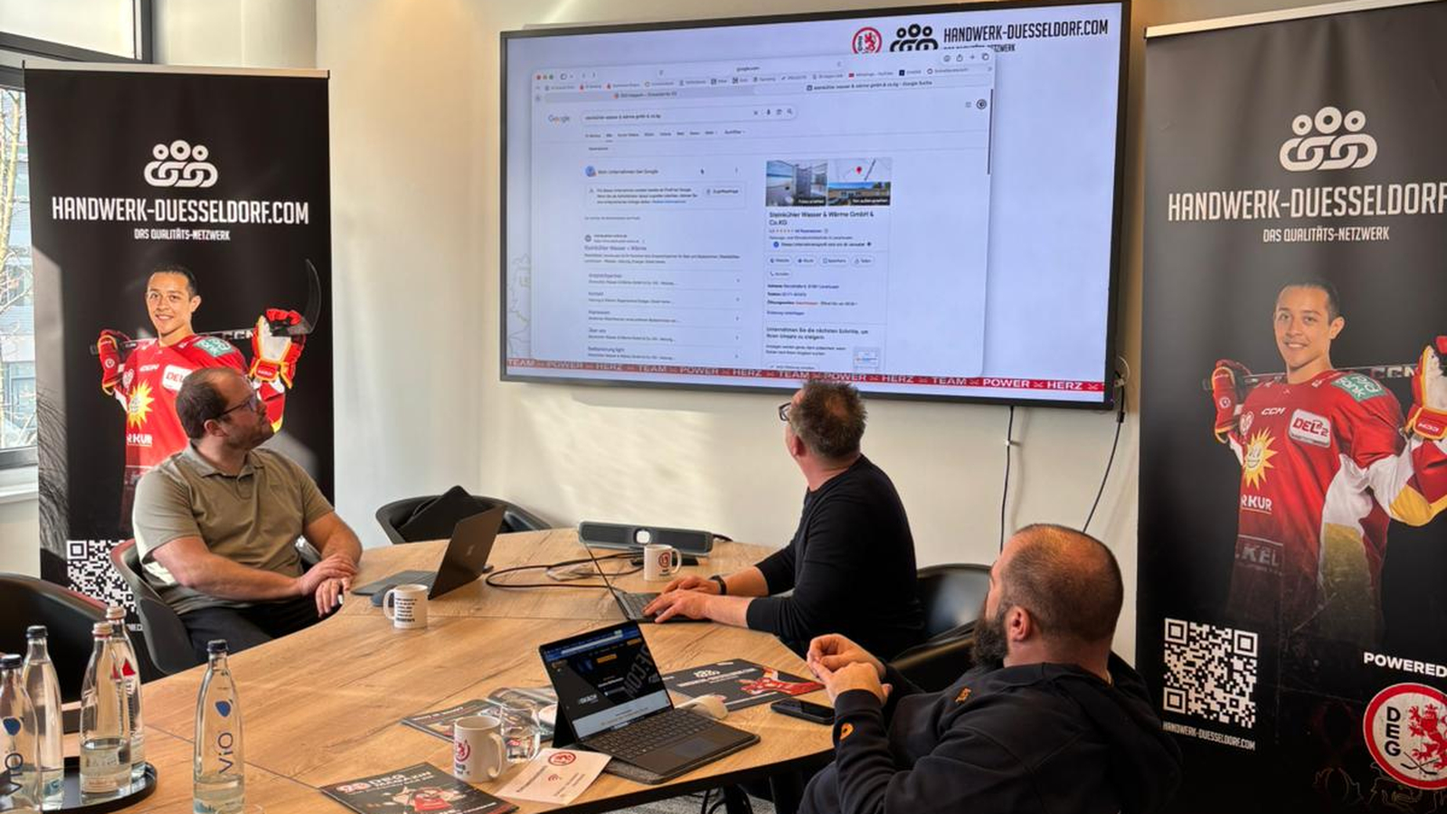 Handwerksbetriebe aus Düsseldorf nehmen an einem Vortrag von Stefan Müller zum Thema digitale Sichtbarkeit mit dem Google Business Profil teil.