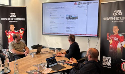 Handwerksbetriebe aus Düsseldorf nehmen an einem Vortrag von Stefan Müller zum Thema digitale Sichtbarkeit mit dem Google Business Profil teil.