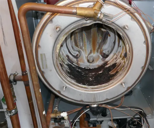 Geöffneter Heizkessel mit Rohrleitungen und Heiztechnik für Wartung und Modernisierung