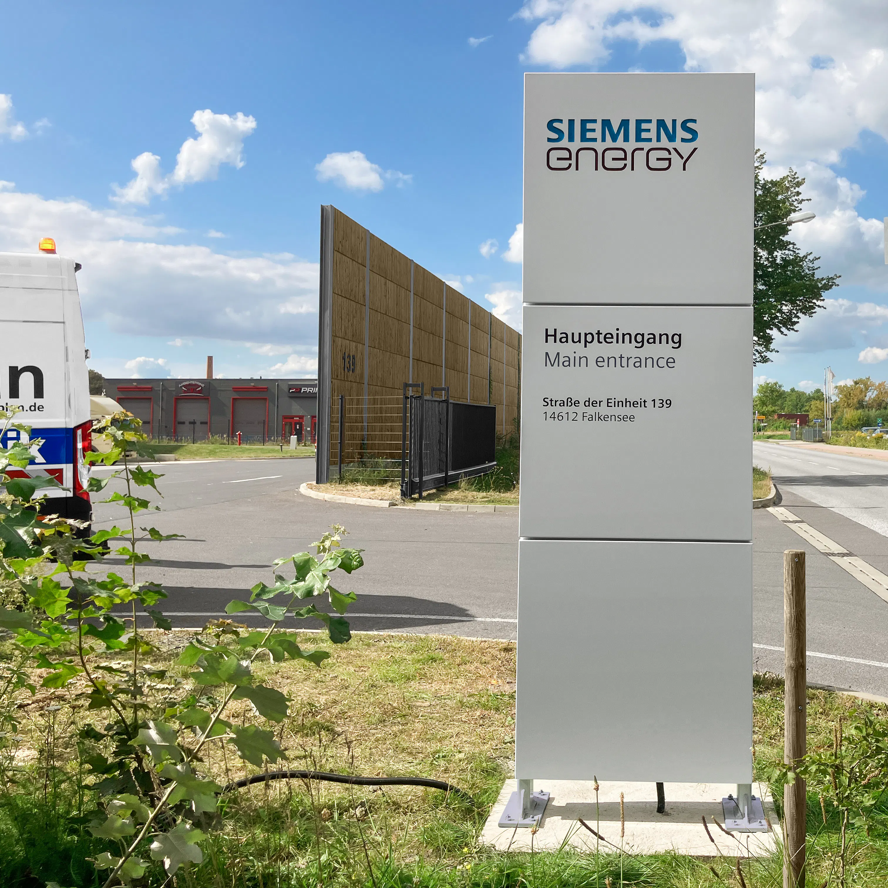 Beleuchtete Werbestele von Siemens Energy im Außenbereich als Beispiel für professionelle Lichtwerbung.