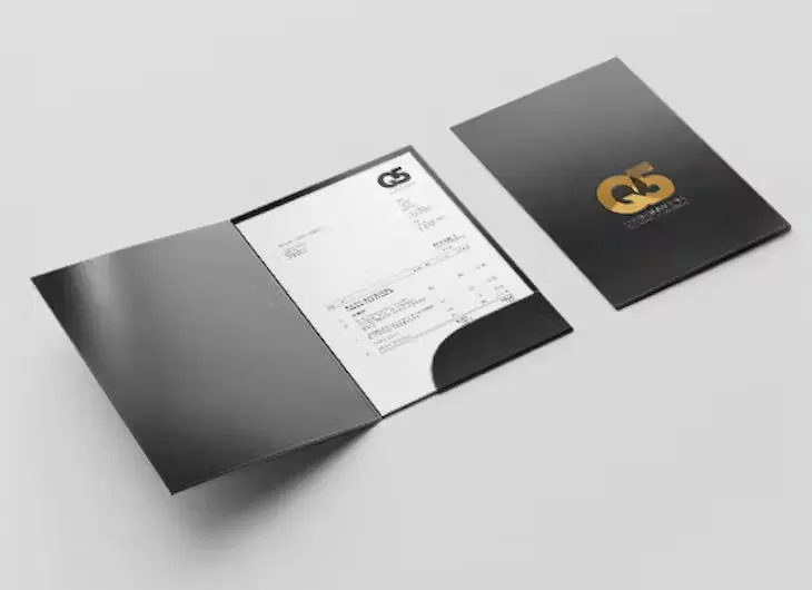 Geöffnete schwarze Präsentationsmappe mit weißem Dokument neben einer geschlossenen Mappe mit goldfarbenem Logo.
