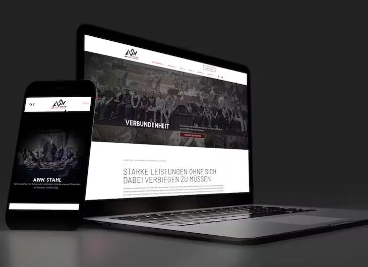 Website eines Dachdeckerbetriebs mit dunklen Bildflächen und weißen Textbereichen auf Laptop und Smartphone.