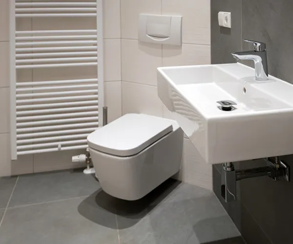 Modernes Badezimmer mit WC, Waschtisch und Handtuchheizkörper bei einer Badsanierung von Josef Schmitz in Kaarst