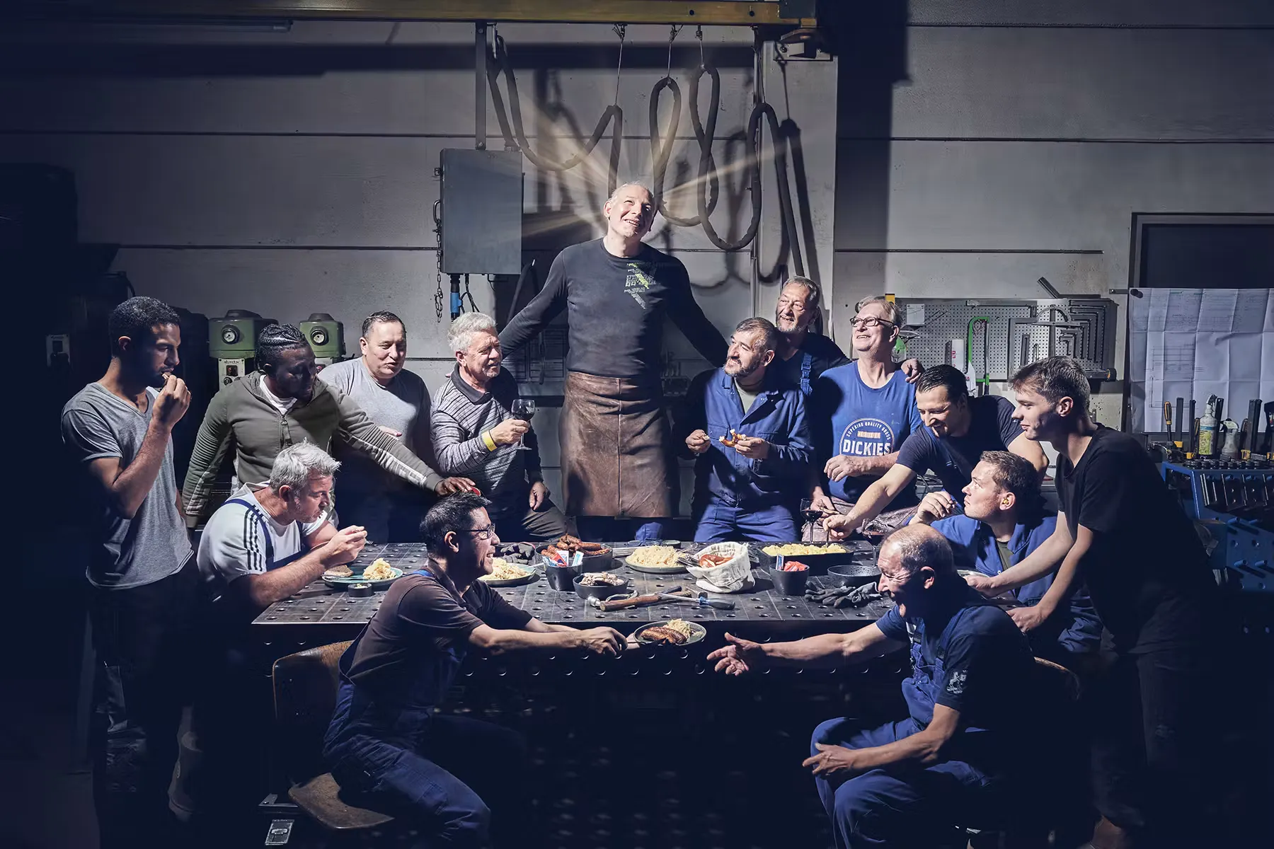 Bild zeigt ein modernens Gruppenfoto der Belegschaft eines modernen handwerksbetriebs.