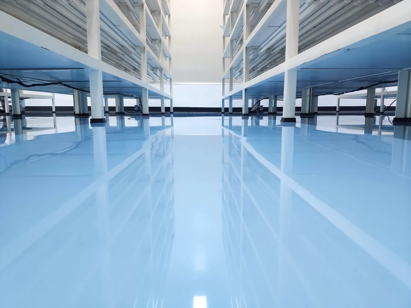 Glänzend beschichteter blauer Industrieboden in einer Halle