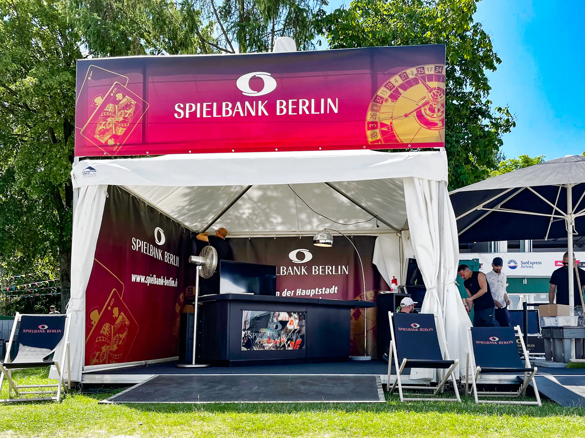 Bedruckter Werbebanner und Messestand der Spielbank Berlin als Beispiel für großformatigen Banner- und Eventdruck.