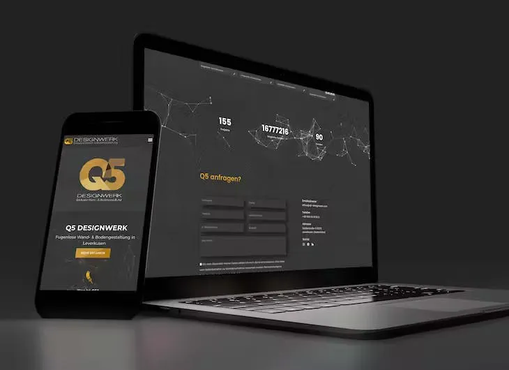 Website mit dunklem Hintergrund und goldfarbenem Logo auf einem Laptop und einem Smartphone.
