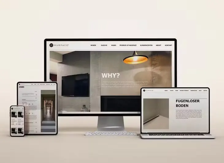 Website mit heller Gestaltung auf Desktopmonitor, Laptop, Tablet und Smartphone.