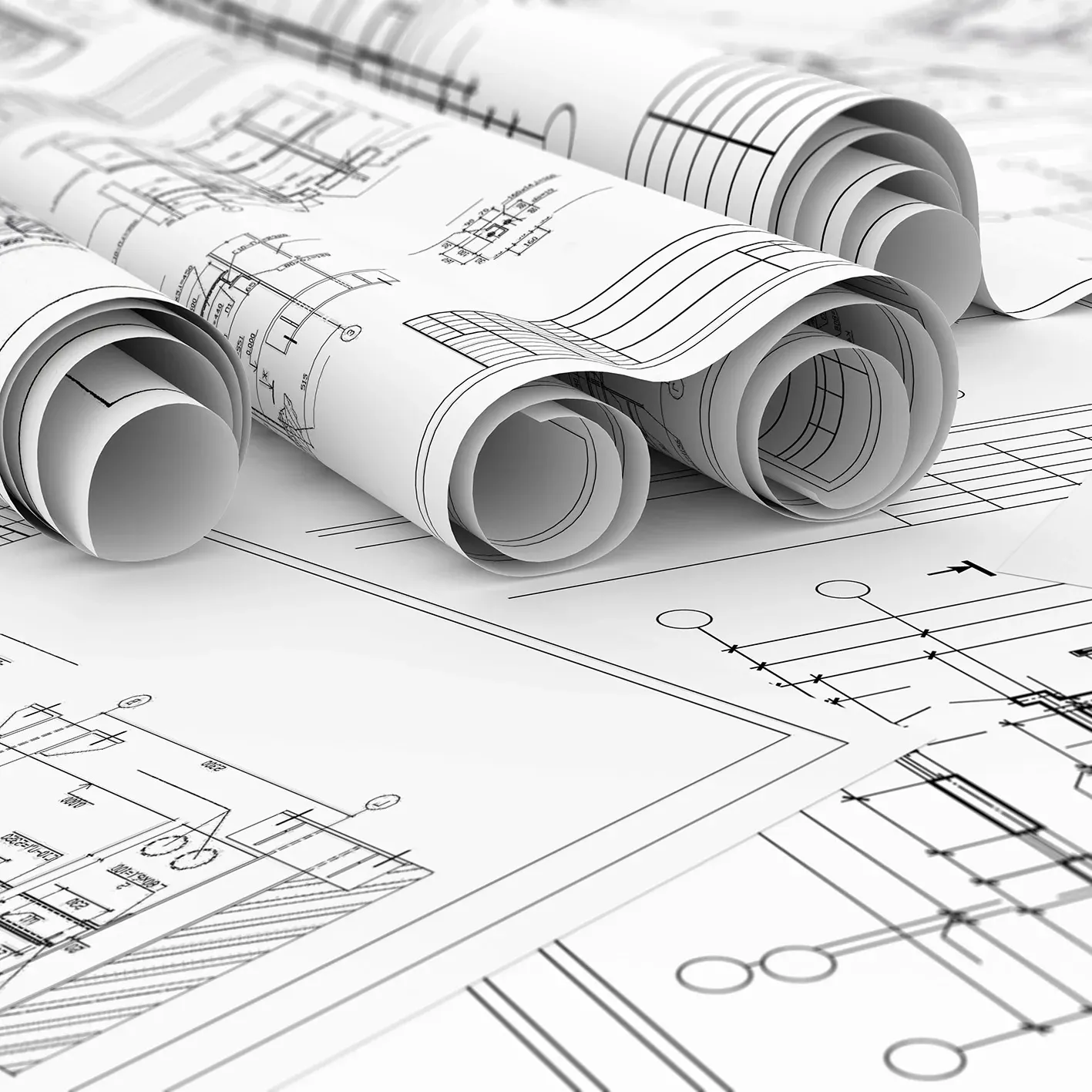 Gerollte CAD-Plots und technische Zeichnungen auf Planunterlagen für Architektur, Bau und Ingenieurwesen.