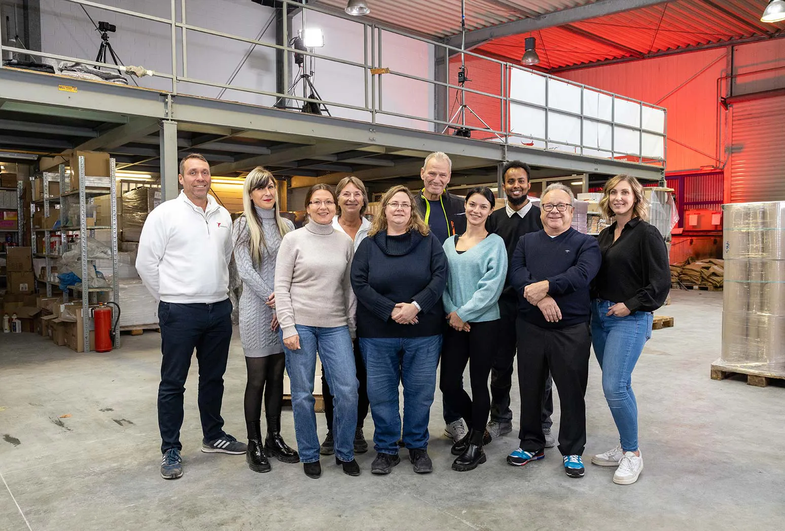 Team der Farbkiste in einer Produktionshalle