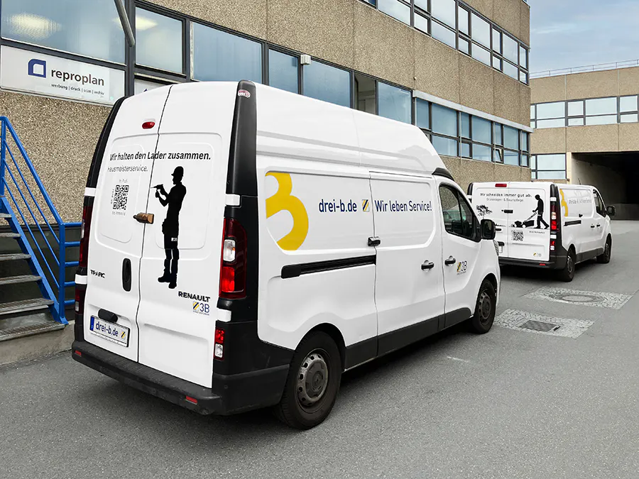 Beschriftete Firmenfahrzeuge mit individueller Foliengestaltung als mobile Werbeflächen für Unternehmen.